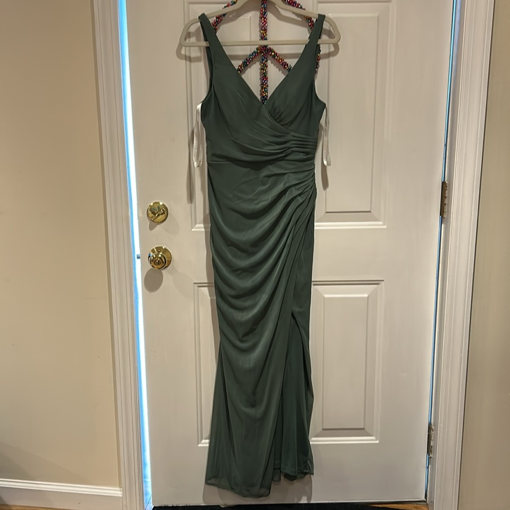 Elegant Green Sleeveless Dress - Picture 4 of 5